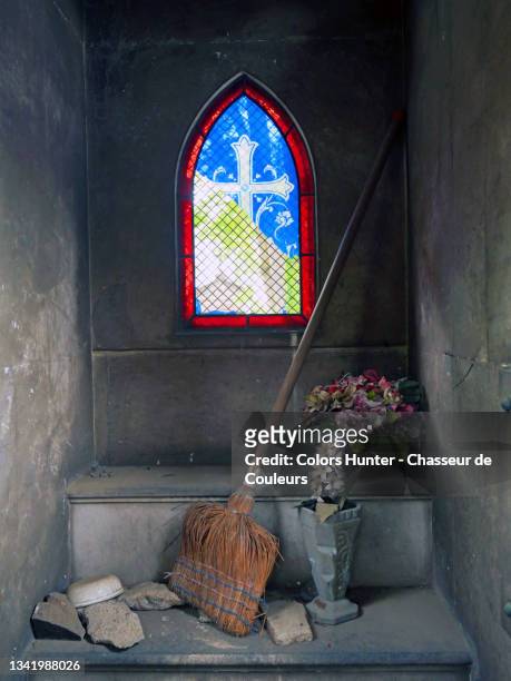 dusty altar of an abandoned funeral chapel in paris - pere lachaise cemetery stock pictures, royalty-free photos & images