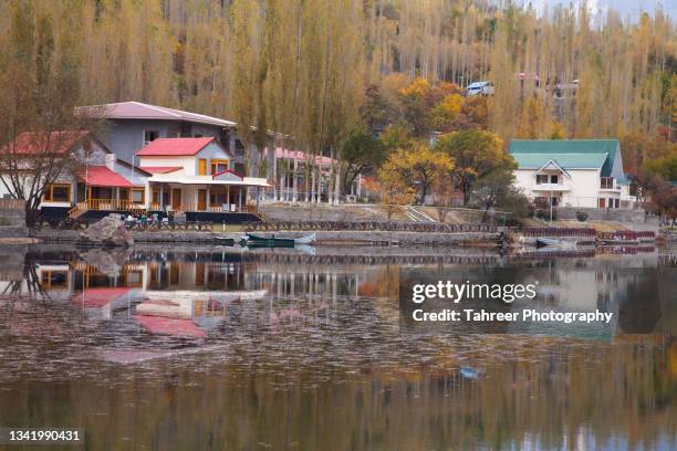 resorts at lower kachura lake in autumn - lower house imagens e fotografias de stock