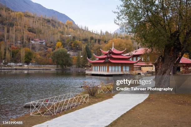 pathway and a resort at lower kachura lake - skardu fotografías e imágenes de stock