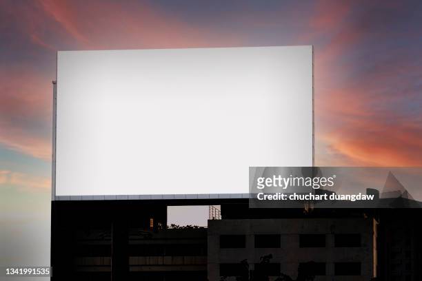billboard blank advertising banner media display and sky background - billboard night photos et images de collection
