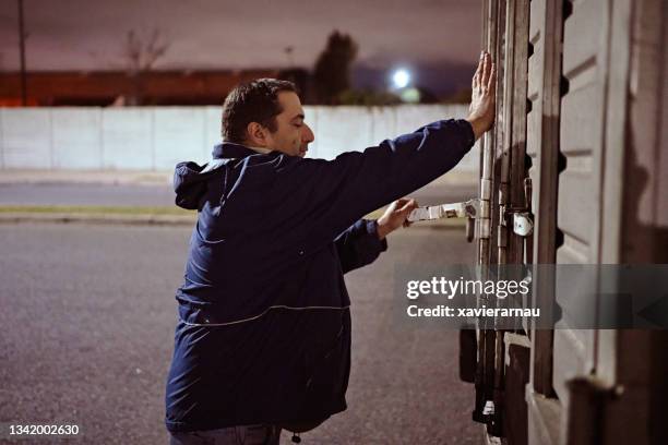 truck driver closing and locking rear door - self closing stockfoto's en -beelden
