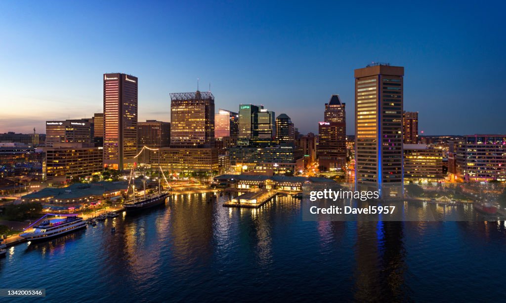 Baltimore Skyline und Inner Harbor Aerial in der Abenddämmerung