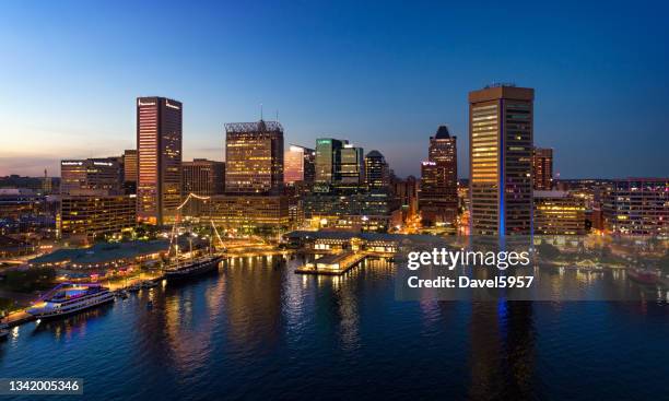 baltimore skyline and inner harbor aerial at dusk - baltimore maryland stockfoto's en -beelden