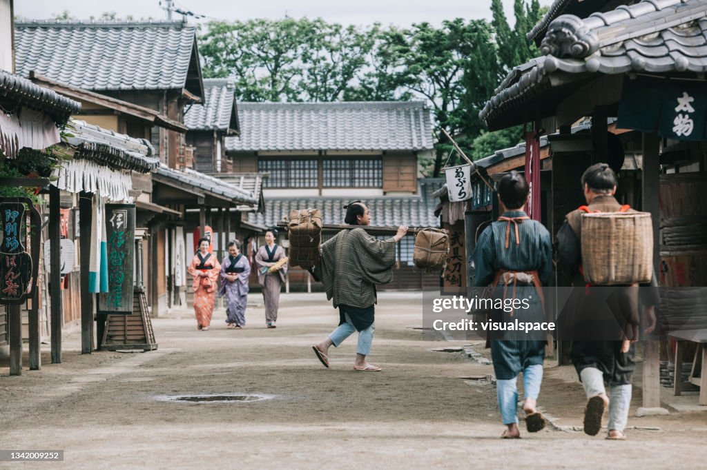 Menschen, die in der Stadt Edo-Zeit spazieren gehen