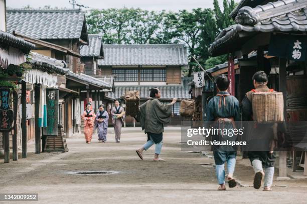 pessoas andando na cidade do período edo - período edo - fotografias e filmes do acervo