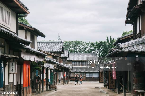 ciudad tradicional japonesa del período edo - edo period fotografías e imágenes de stock