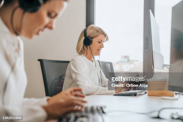 professional call center operators working - endosseren stockfoto's en -beelden