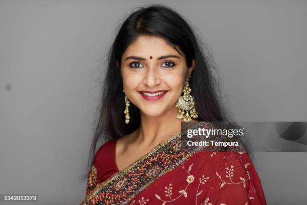 an indian woman dressed in traditional clothes. - hinduism stockfoto's en -beelden