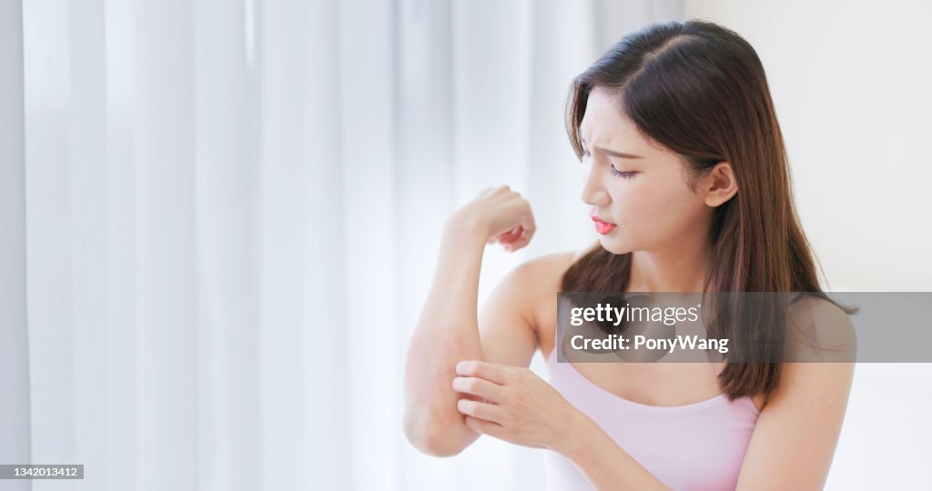 彼女の肘を掻く女性