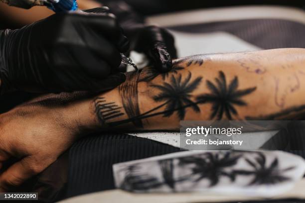 primer plano del proceso de tatuaje - arm tattoos for black men fotografías e imágenes de stock