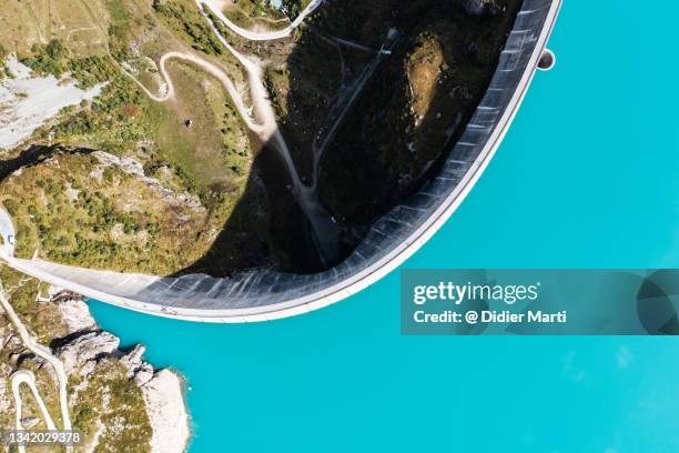 top down view of the moiry lake and dam in switzerland - reservatório - fotografias e filmes do acervo