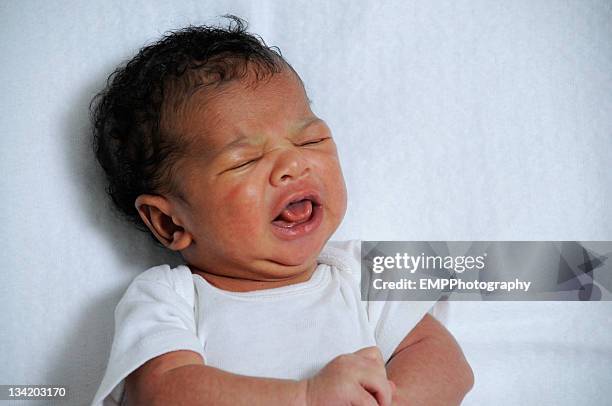 neu geboren african american baby weint - cute black newborn babies stock-fotos und bilder