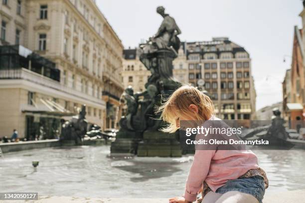 beautiful view of a girl sitting on a fountain in vienna austria - vienna fotografías e imágenes de stock