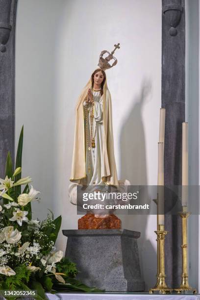figur der heiligen fatima in einer portugiesischen kirche - our lady of fatima stock-fotos und bilder