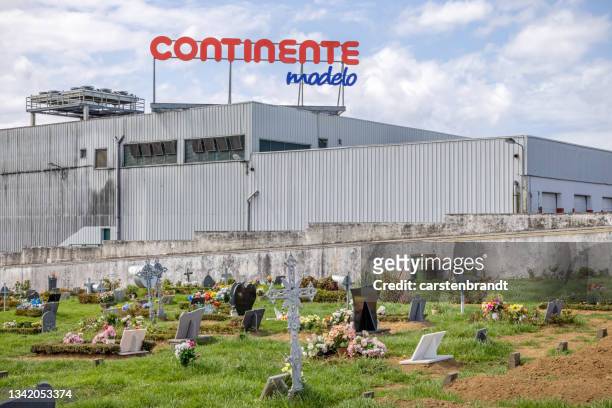 szene von einem portugiesischen friedhof - portugal graveyard stock-fotos und bilder