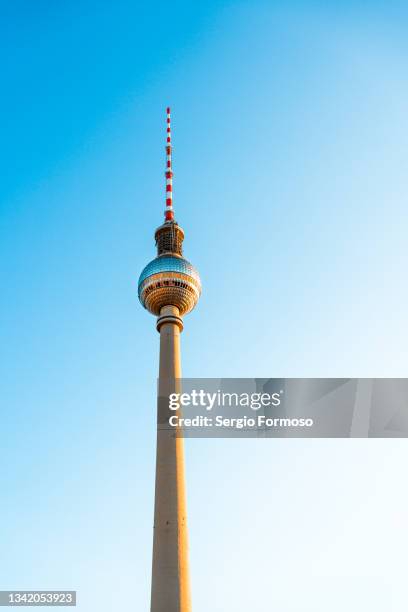 berlin tv tower berliner fernsehturm against blue sky - television tower berlin - fotografias e filmes do acervo