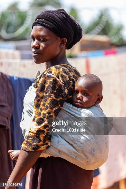 afrikanische mutter und ihr baby - uganda stock-fotos und bilder