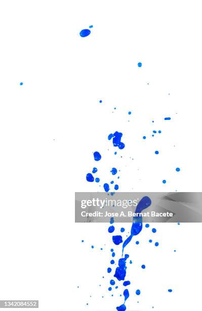 drops and splashes of moving blue paint on a white background. - paint splash imagens e fotografias de stock