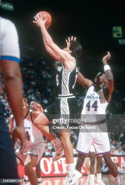 Vinny Del Negro of the San Antonio Spurs shoots over Harvey Grant of the Washington Bullets during an NBA basketball game circa 1992 at the Capital...