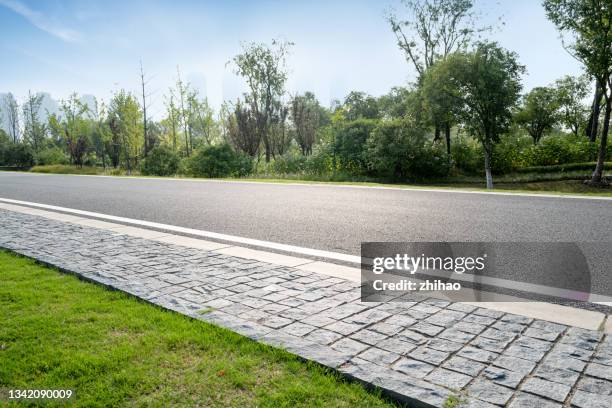 empty urban garden asphalt road - city street side view stock pictures, royalty-free photos & images