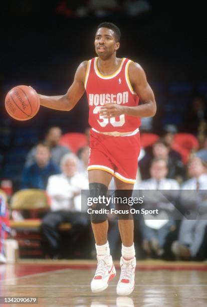 Kenny Smith of the Houston Rockets dribbles the ball against the Washington Bullets during an NBA basketball game circa 1991 at the Capital Centre in...
