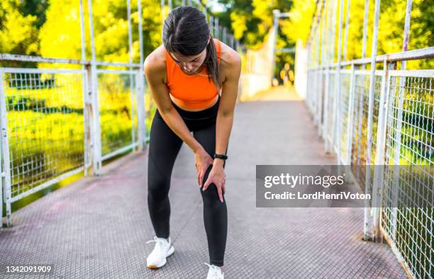 woman in pain while running - woman in broken shoe heel stockfoto's en -beelden