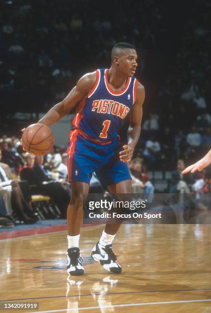 Lindsey Hunter of the Detroit Pistons dribbles the ball against the Washington Bullets during an NBA basketball game circa 1994 at the US Airway...