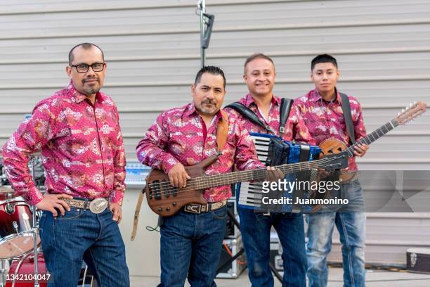 latin-musikgruppe posiert vor einem konzert - accordion instrument stock-fotos und bilder