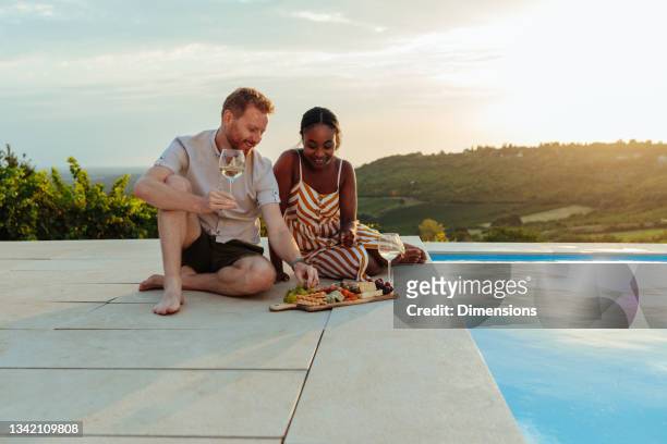 romantic picnic by the pool outdoors - couple outdoors imagens e fotografias de stock