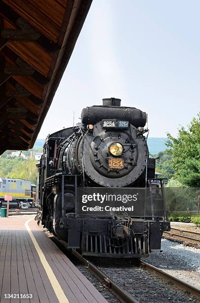 steam locomotive approching train station - scranton pennsylvania 個照片及圖片檔