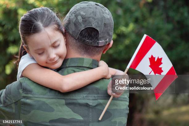 soldat canadien et sa fille - canadian military uniform photos et images de collection