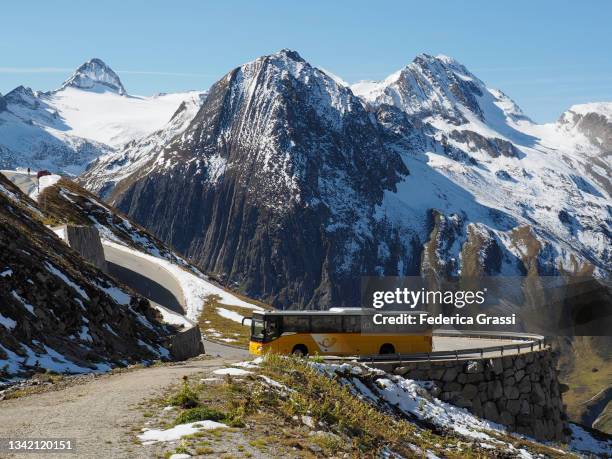 the swiss postbus at nufenen mountain pass - bus pass stockfoto's en -beelden