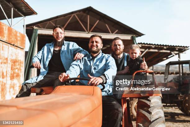 bauernfamilie fährt gemeinsam auf traktor - macedonia country stock-fotos und bilder