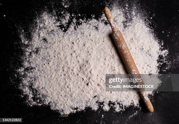 rolling pin on floured kitchen worktop - mehl stock-fotos und bilder