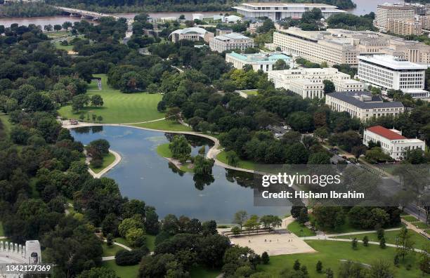 elevated view of constitution avenue and the national mall - washington dc. - national mall stockfoto's en -beelden