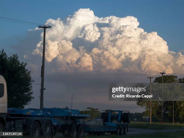 clouds in the sky - pergamino stock-fotos und bilder