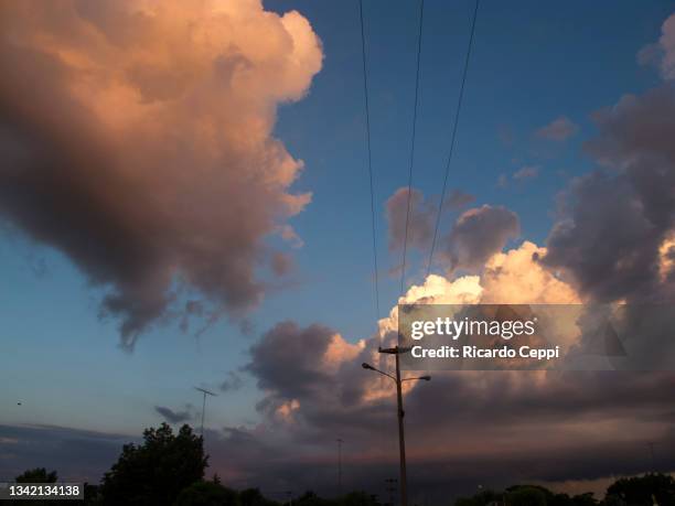 clouds in the sky - pergamino stock-fotos und bilder