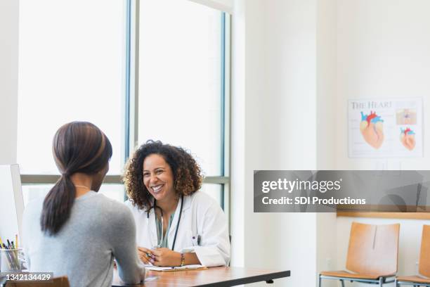 kardiologin im gespräch mit patientin - kardiologe stock-fotos und bilder