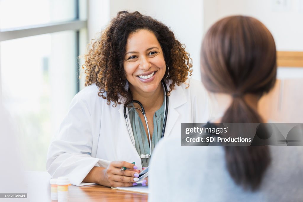 El médico atento escucha al paciente