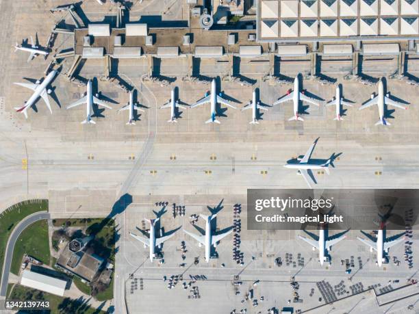 vista aérea de un aeropuerto. - aerodromo fotografías e imágenes de stock