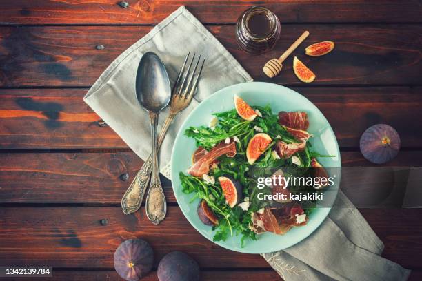 fig salad with arugula, prosciutto and goat cheese - greek food imagens e fotografias de stock