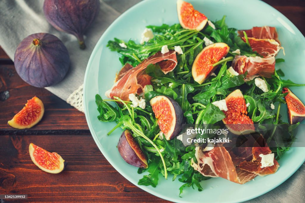Salade de figues à la roquette, prosciutto et fromage de chèvre
