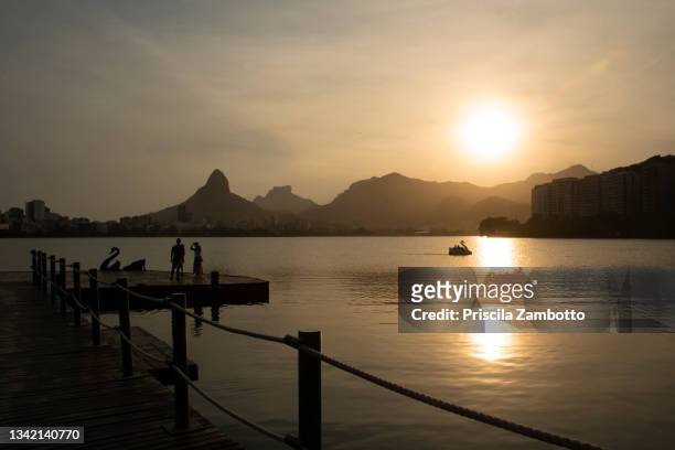 lagoa rodrigo de freitas sunset. rio de janeiro, rj, brazil - pedal boat photos et images de collection