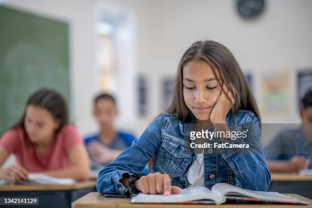 multi-ethnic high school students reading - teenager learning child to read stockfoto's en -beelden