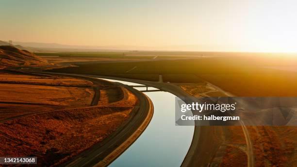 california aqueduct near bakersfield - drone shot - aqueduct stockfoto's en -beelden