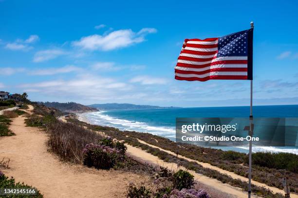 flag at beach - american flag beach stock-fotos und bilder