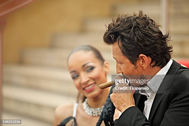 guy y muñeca, tanned hombre y mujer latina fumar habanos - beautiful women smoking cigars fotografías e imágenes de stock