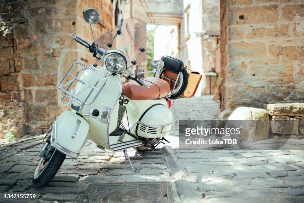 modischer morgen - moped stock-fotos und bilder