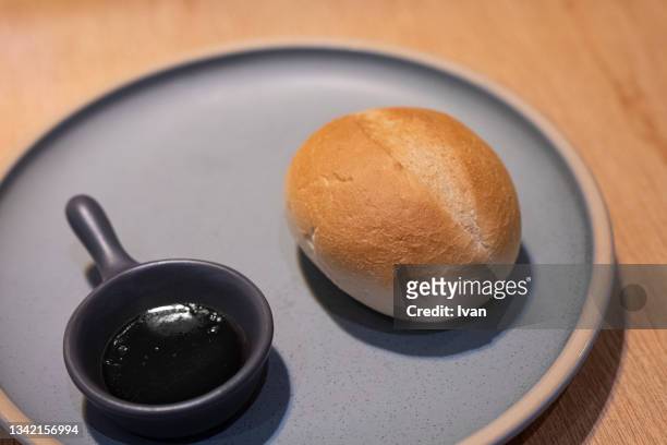 bun bread with olive oil - bollo dulce fotografías e imágenes de stock