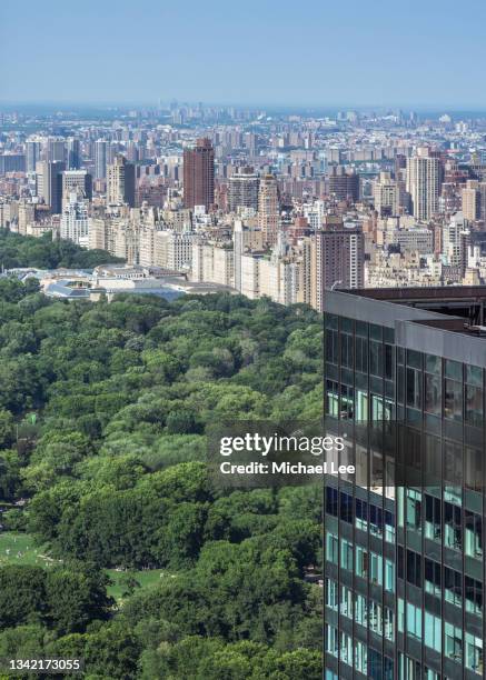 sunny high angle view of midtown manhattan rooftop with central park in background - central park west - fotografias e filmes do acervo